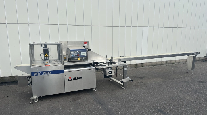 : Ulma PV-350 LSHI flow pack machine with feeding conveyor