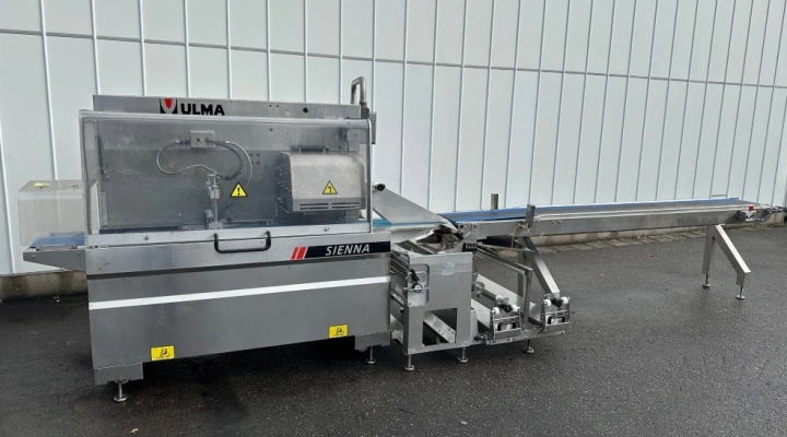 Ulma Sienna LS BI flow pack machine with 3,5 meter conveyor