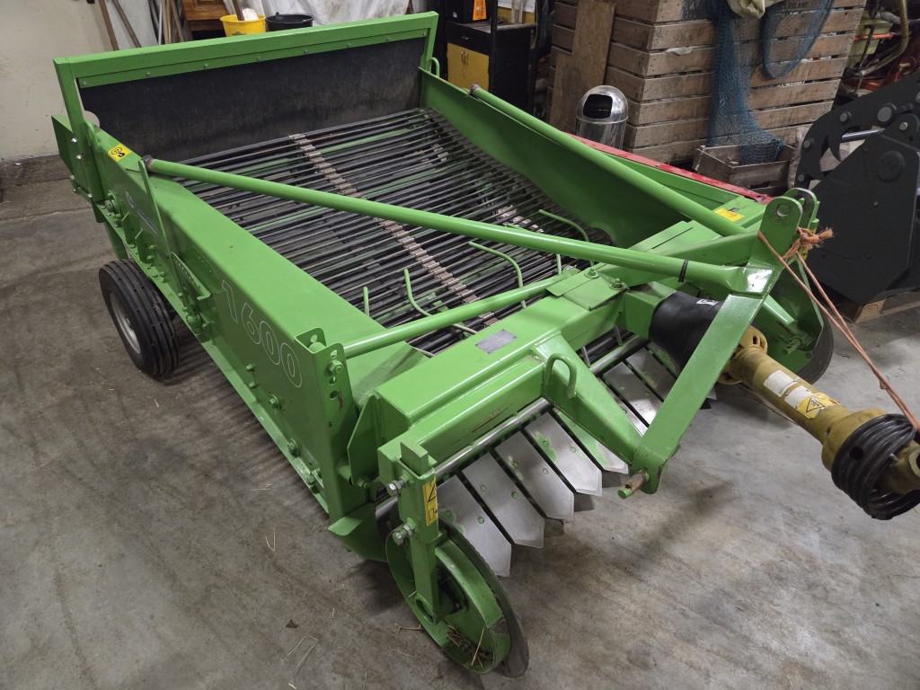 Grimme GZ1700 DL 1 trailed onion loader • Duijndam Machines