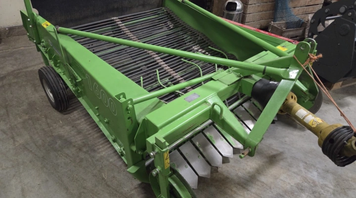 Unia Wega 1600 potato harvester