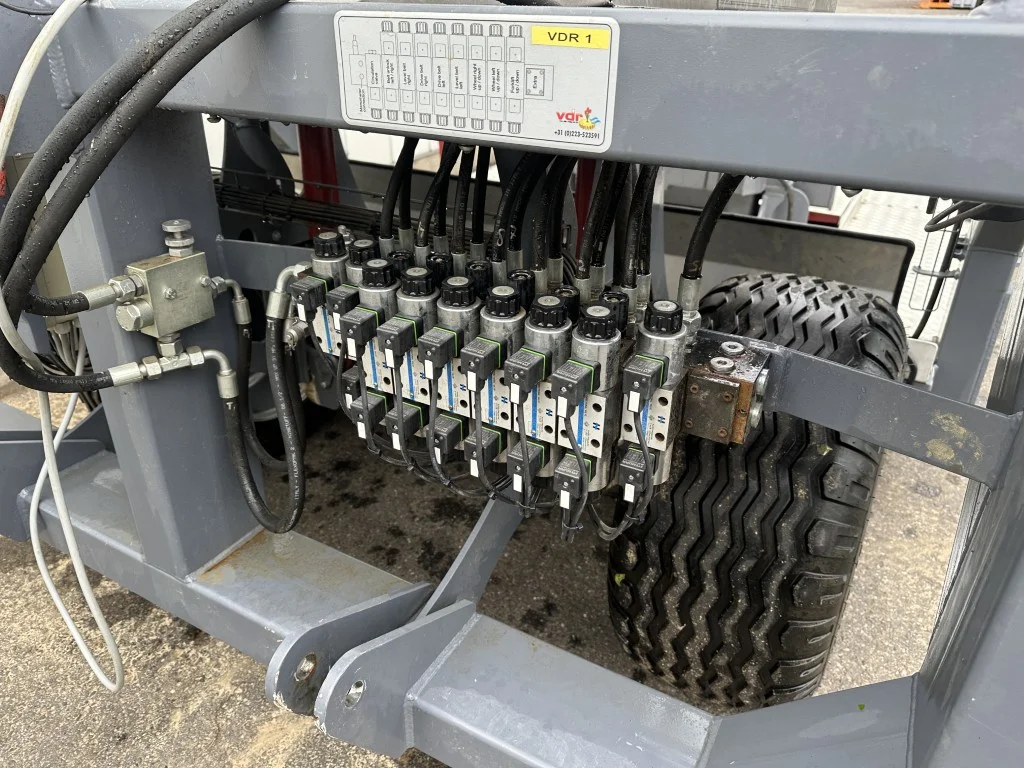 VDR harvesting conveyor for flowers with platform • Duijndam Machines
