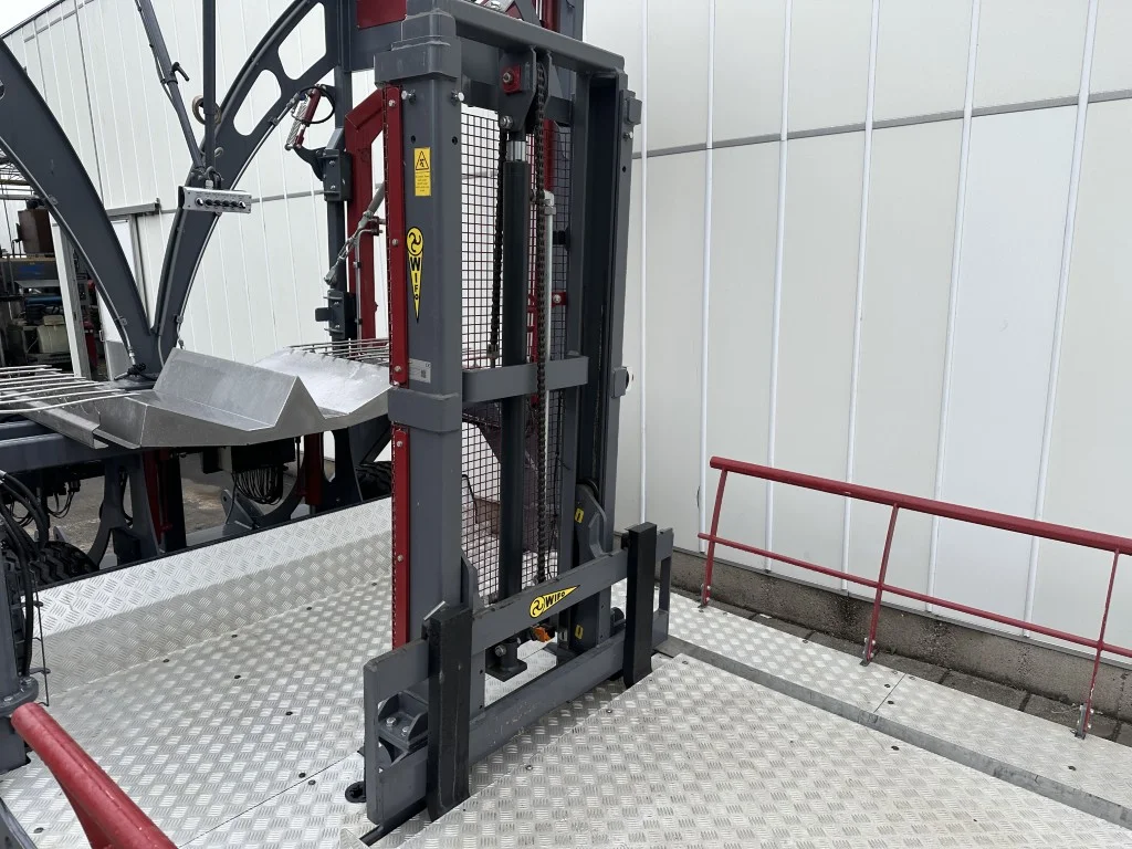 VDR harvesting conveyor for flowers with platform • Duijndam Machines