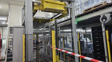 Viscon Atlas Automatikus portálpalettázó műanyag gyümölcs- és zöldségládákhoz, automatikus ládaadagolással és raklapszállítással.