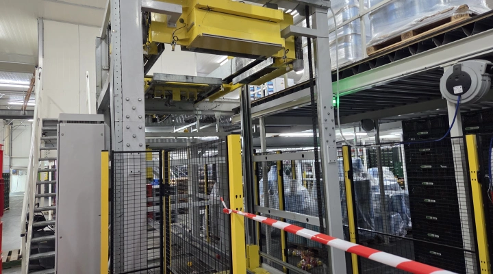 Viscon Atlas Automatic gantry palletizer for plastic fruit and vegetable crates , with automatic crate infeed and pallet transport.