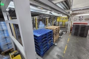 Viscon Atlas Automatic gantry palletizer for plastic fruit and vegetable crates , with automatic crate infeed and pallet transport.
