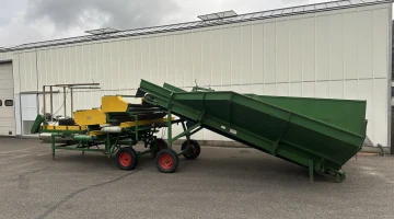 Visser stortbunker met rolreinigingseenheid voor aardappelen