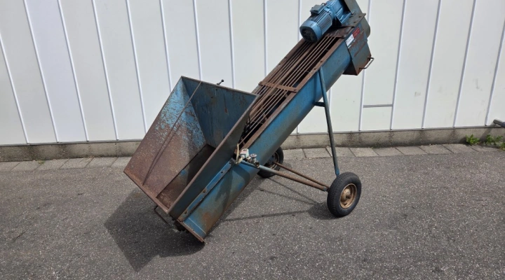 Visser screw conveyor to mix soil and water