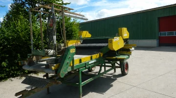Visser receiving hopper with roller cleaning unit for potatoes