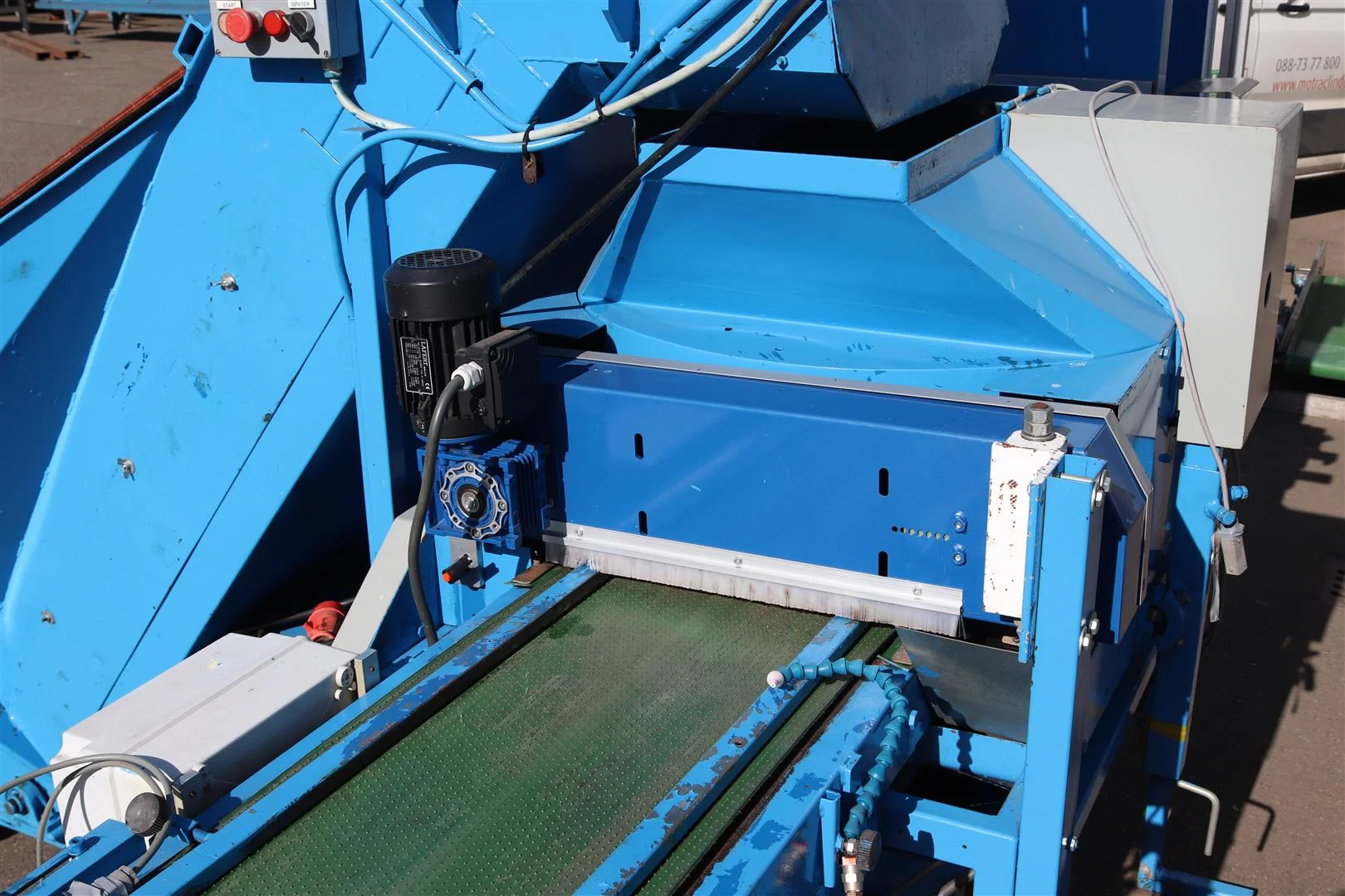 Visser tray filling machine • Duijndam Machines