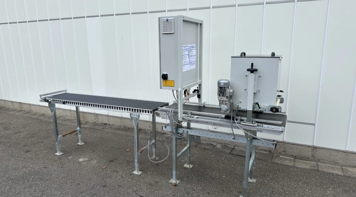 Visser VD450 tray covering machine with roller conveyor