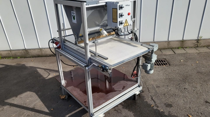 Visser vermiculite covering unit for trays
