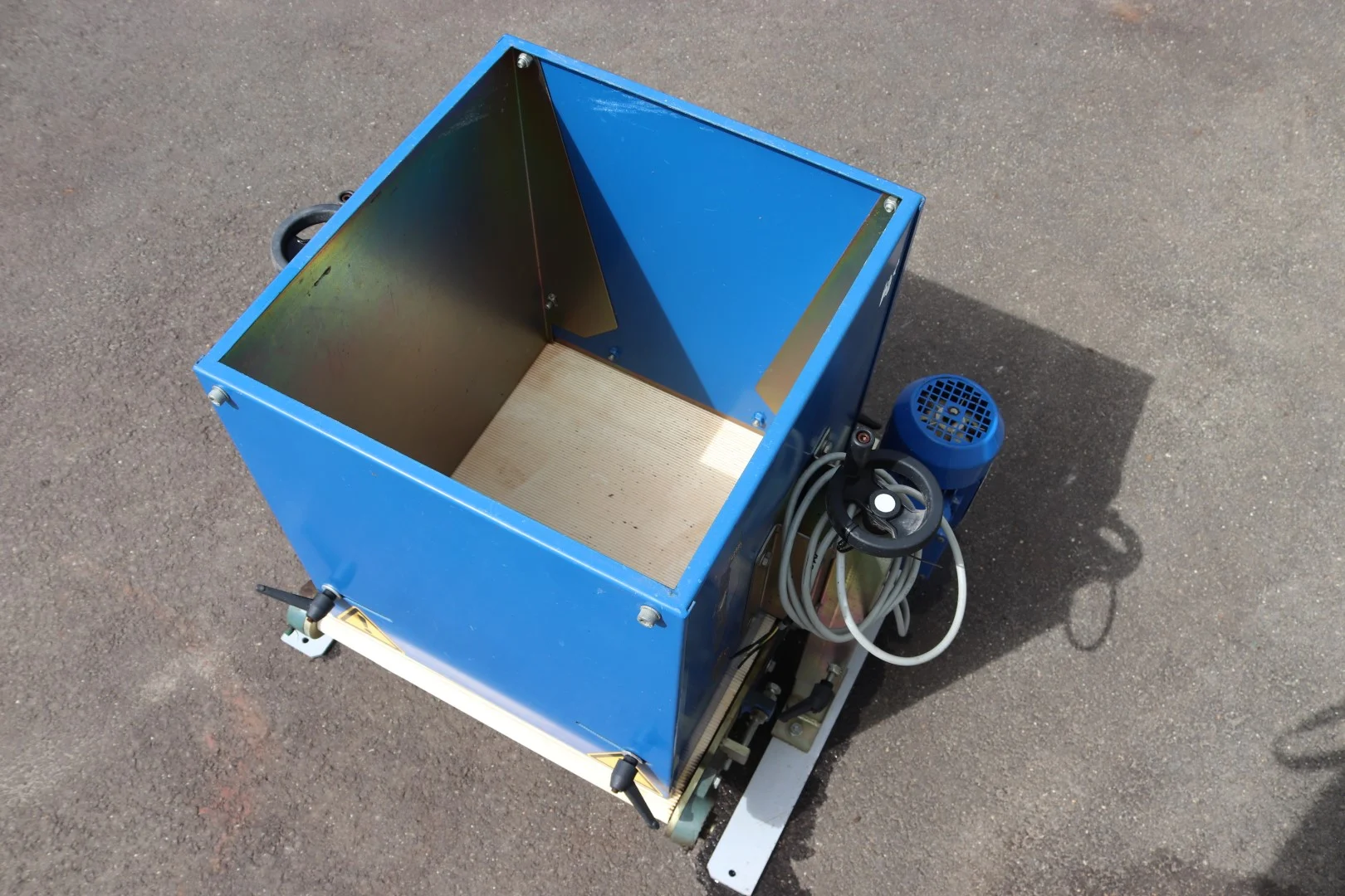 Visser covering unit for trays • Duijndam Machines