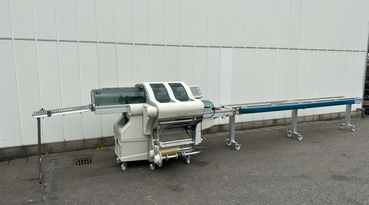 Waldyssa Automac Piu 55 stretch film packaging machine with 4 meter conveyor