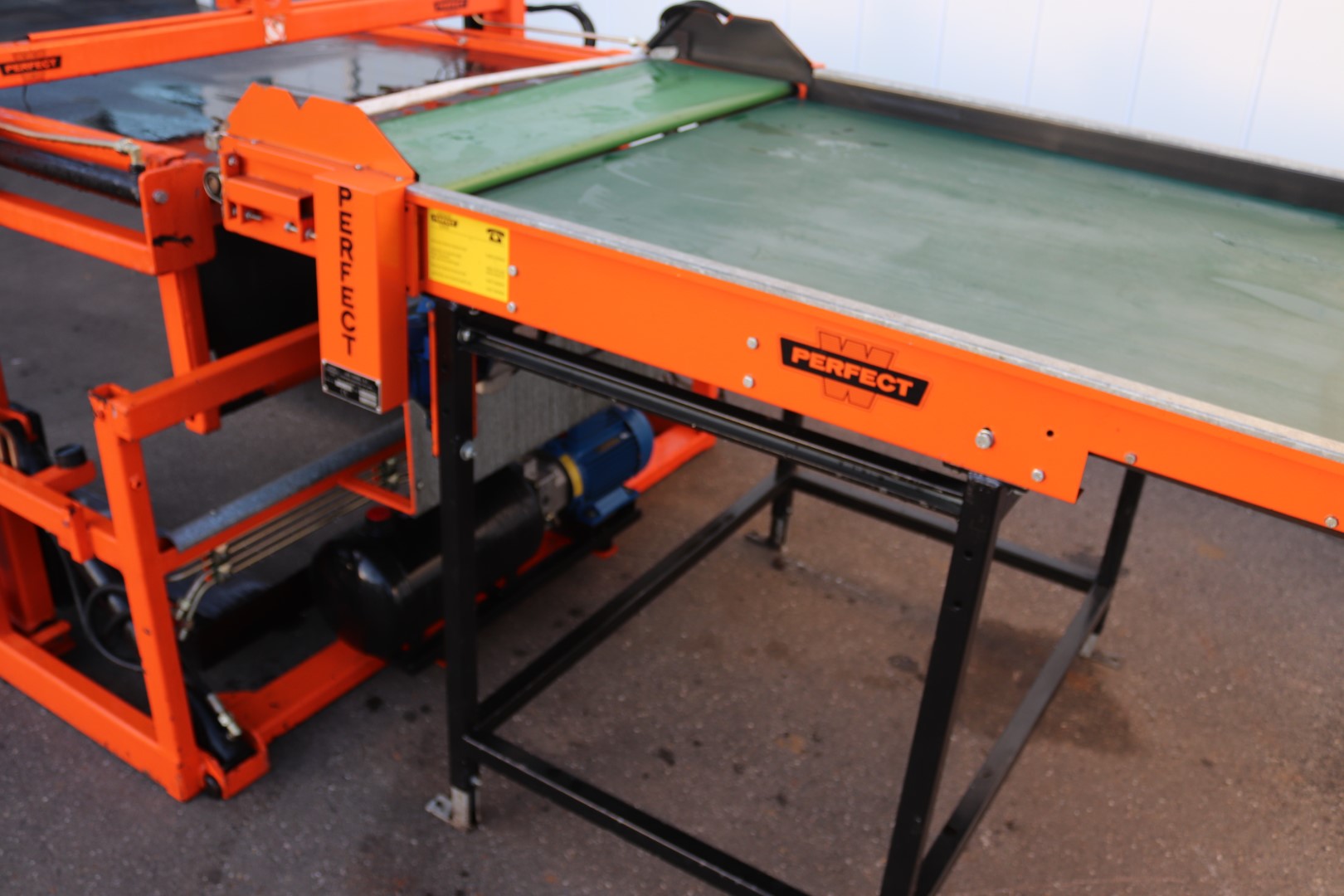 Wamel Perfect kistenkantelaar voor fruit met doseerband • Duijndam Machines