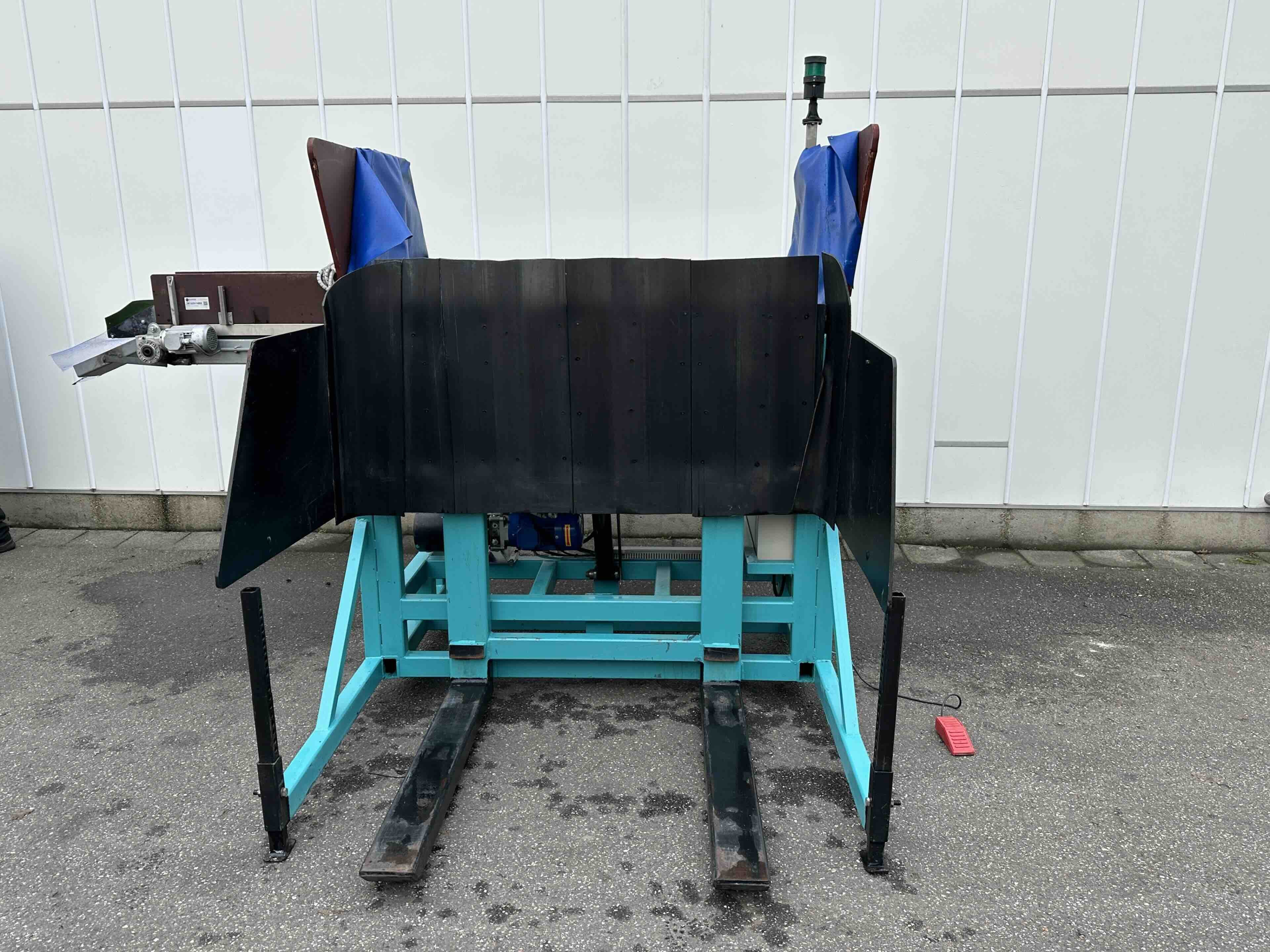 Использованный мусорный контейнер