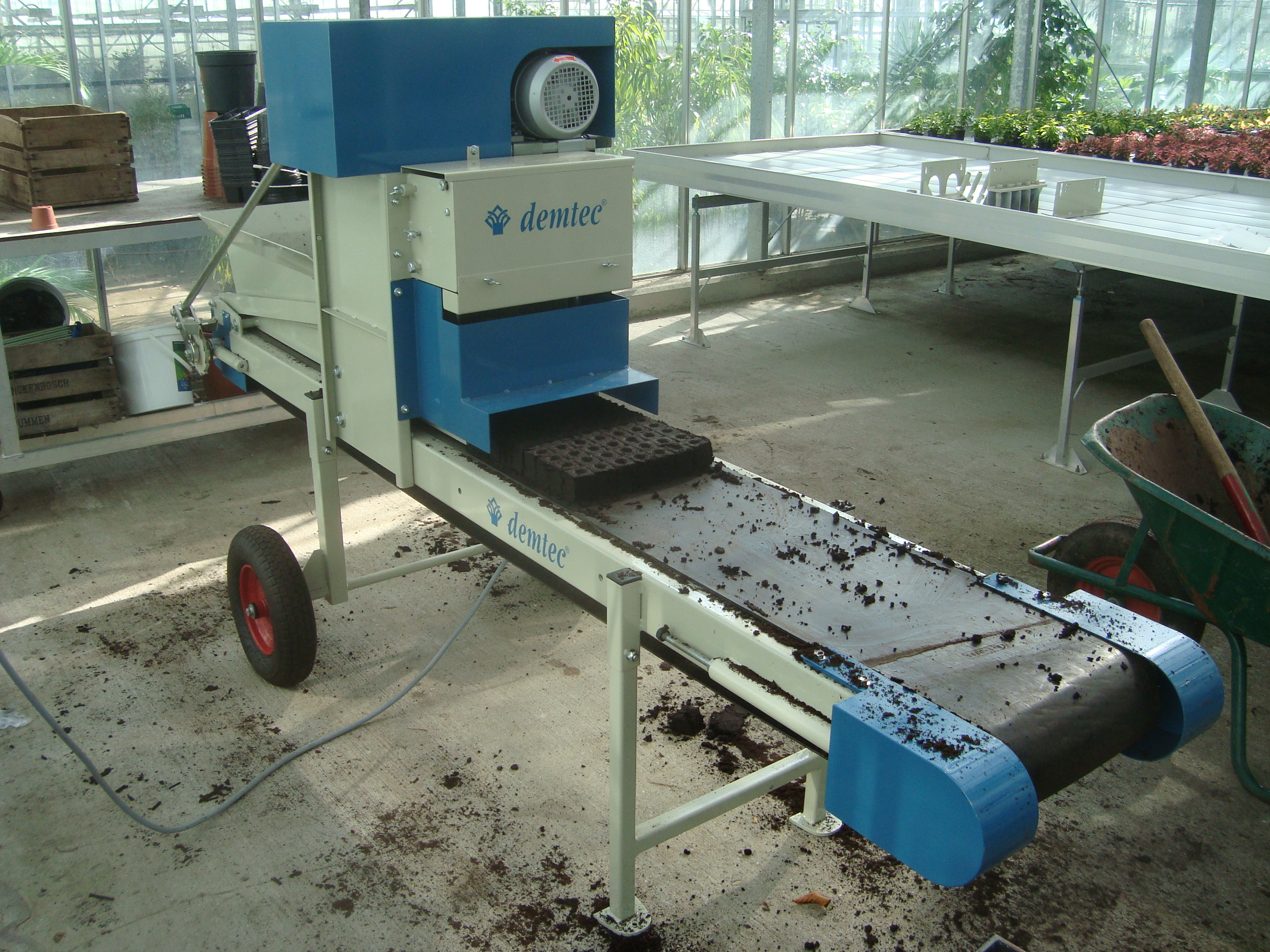 Peat blocking machine Demtec
